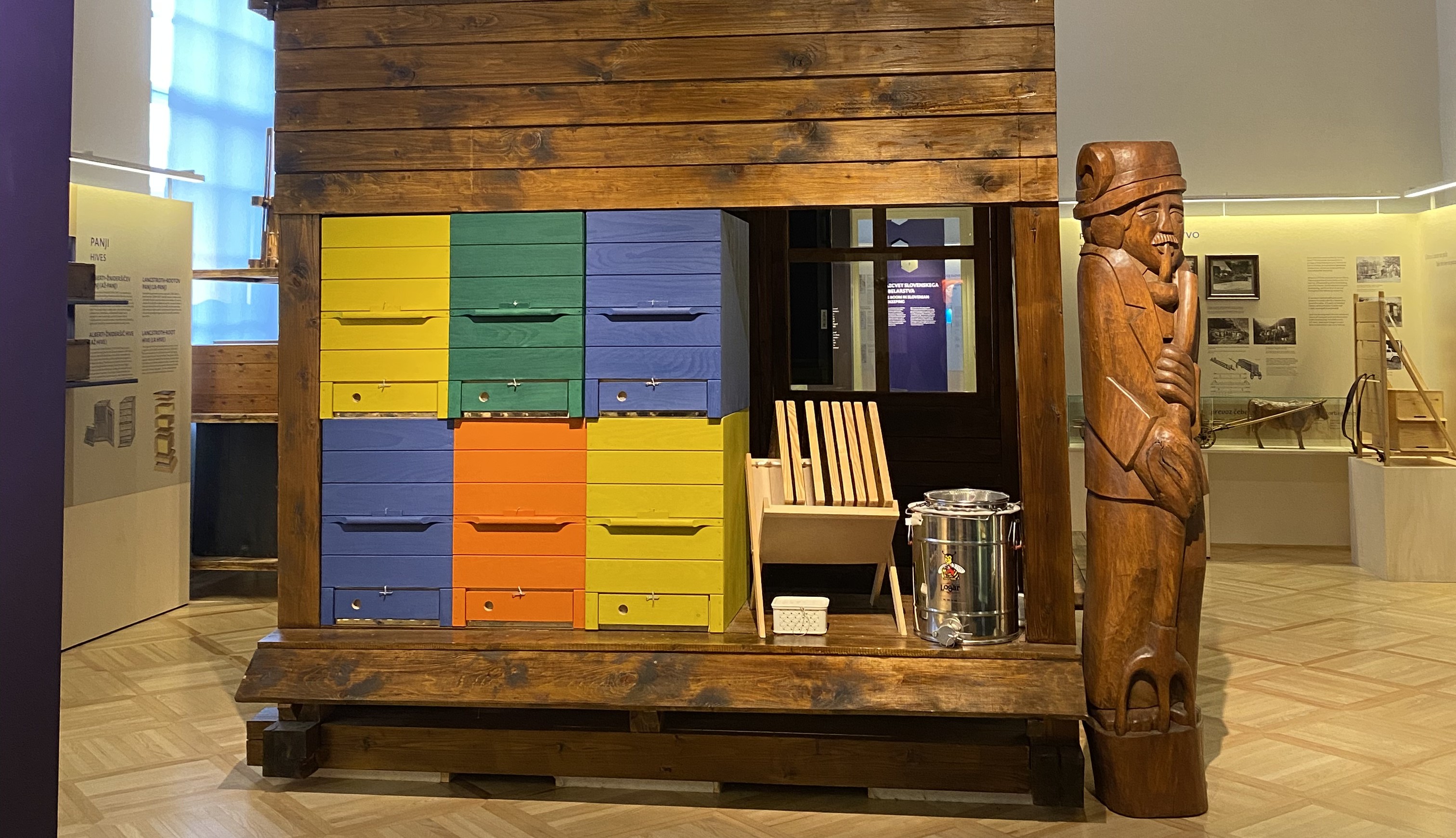 АпикултураТази година „Мрежа за апикултура – Пчелен уелнес“ ще участва в Международното изложение-договаряне „Пчеларство – Плевен 2026“, което ще се проведе от 13 до 15 февруари 2026 г. в City Center “Mania Tower”, гр. Плевен.  По време на изложението ще представим не само концепцията за пчелен уелнес, но и реална, работеща къща за апитерапия, създадена в България. Посетителите ще могат да видят отблизо как изглежда един апи уелнес обект на практика и как пчеларството може да се развива в посока преживяване