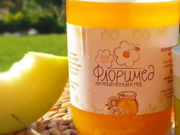 Florimed е семеен пчелин, разположен в екологично чистия район на село Зорница, област Варна. Нашата страст е производството на чист, автентичен пчелен мед и продукти, които носят силата на добруджанската природа. Вярваме в концепцията за „пчелен уелнес“ – използването на даровете от кошера (мед, восък, прополис) за подобряване на здравето, жизнеността и вътрешния баланс на човека. Всеки наш продукт е създаден с грижа за пчелите и уважение към традициите.